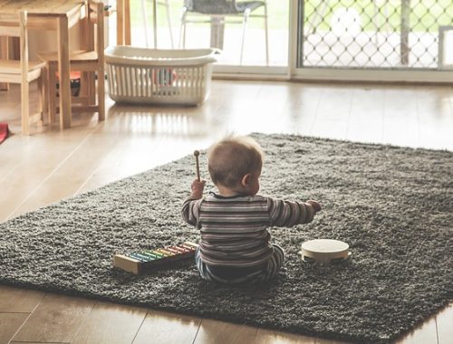 criança brincando no chao da sala