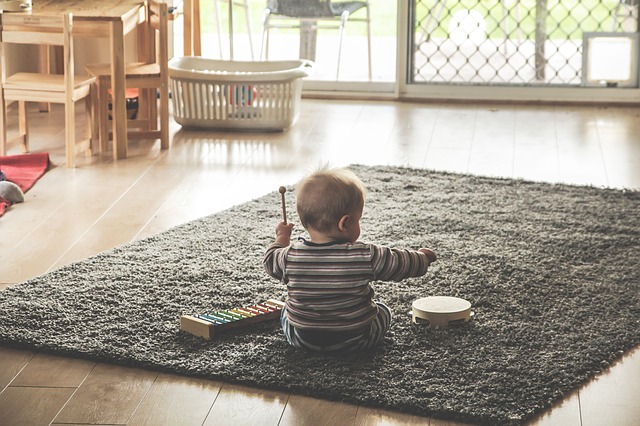 criança brincando no chao da sala