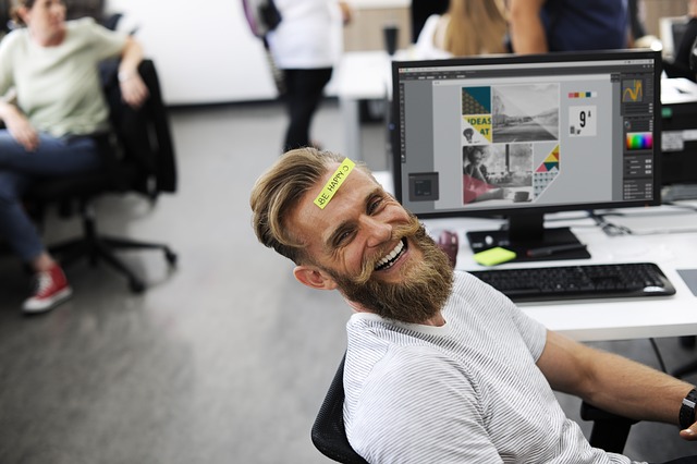 homem sorrindo no trabalho