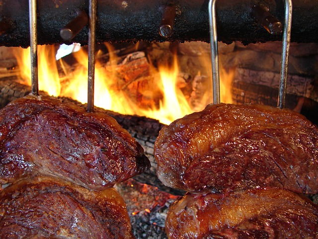carne assando na churrasqueira