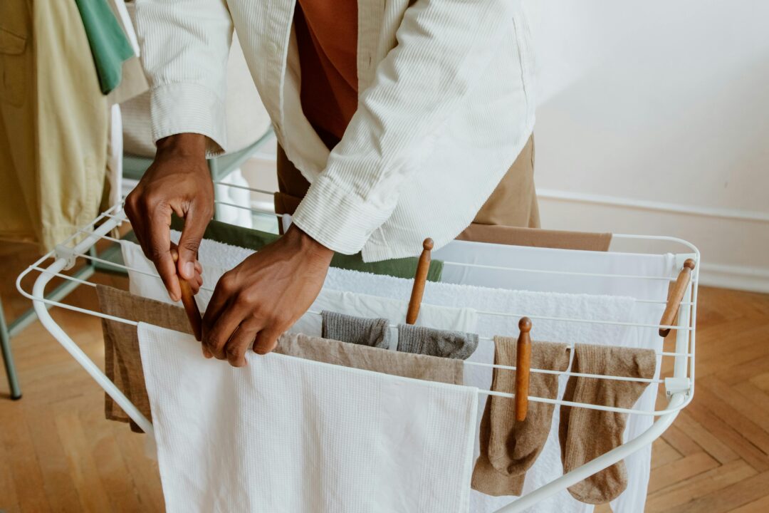 Erros comuns que acabam com roupas caras na lavagem