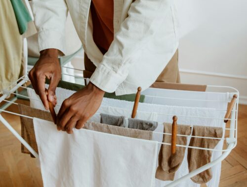 Erros comuns que acabam com roupas caras na lavagem